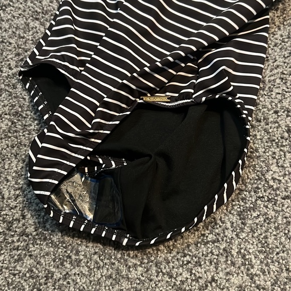 Vince Camuto Black White Striped One-Piece Swimsuit Size 8 NWT - Picture 4 of 6